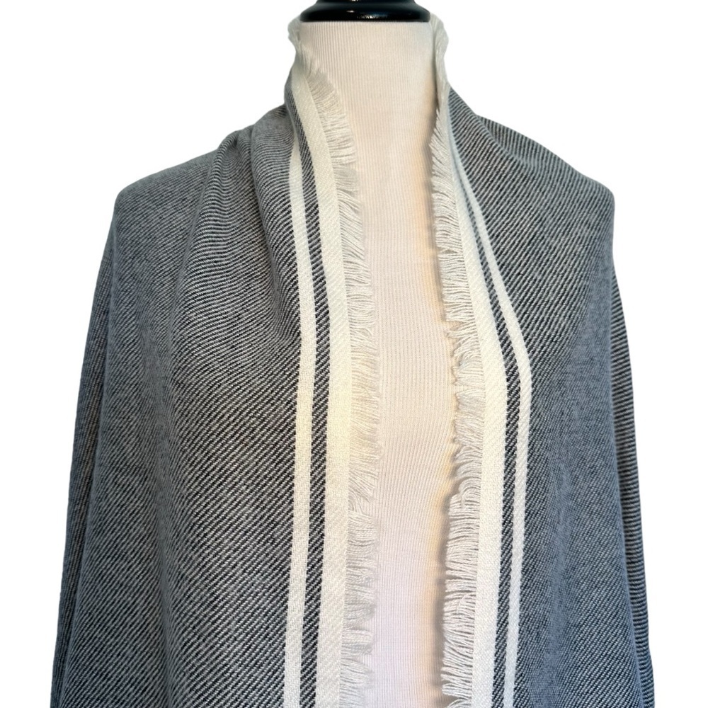 Gap blue and cream new without tag scarf. - Picture 6 of 12